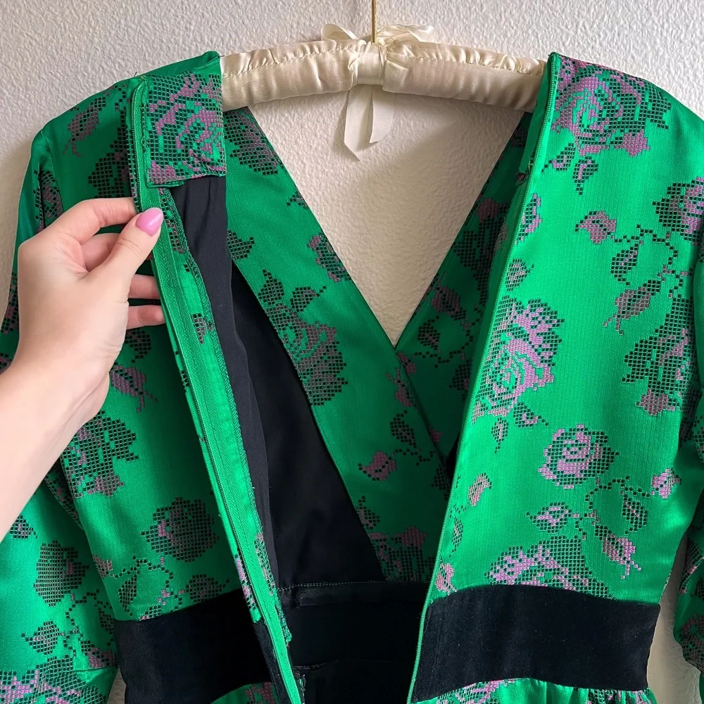 Vintage 1950s Emerald Satin Dress With Pink Florals (M) - Picture 12 of 12